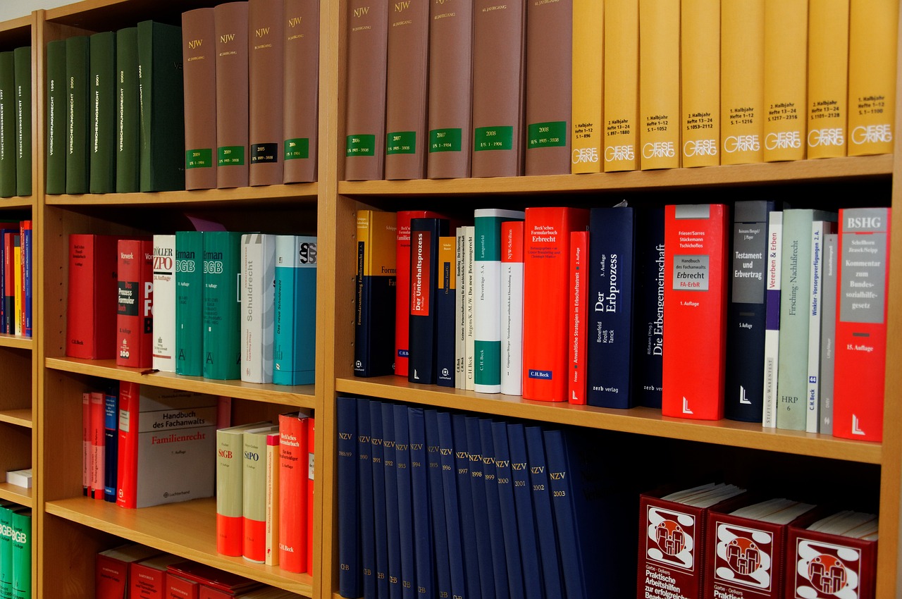 Bücherregal mit juristischer Fachliteratur